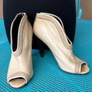 Vince Camino Braided Peep-Toe Butter Soft Leather Booties Sz 8.5